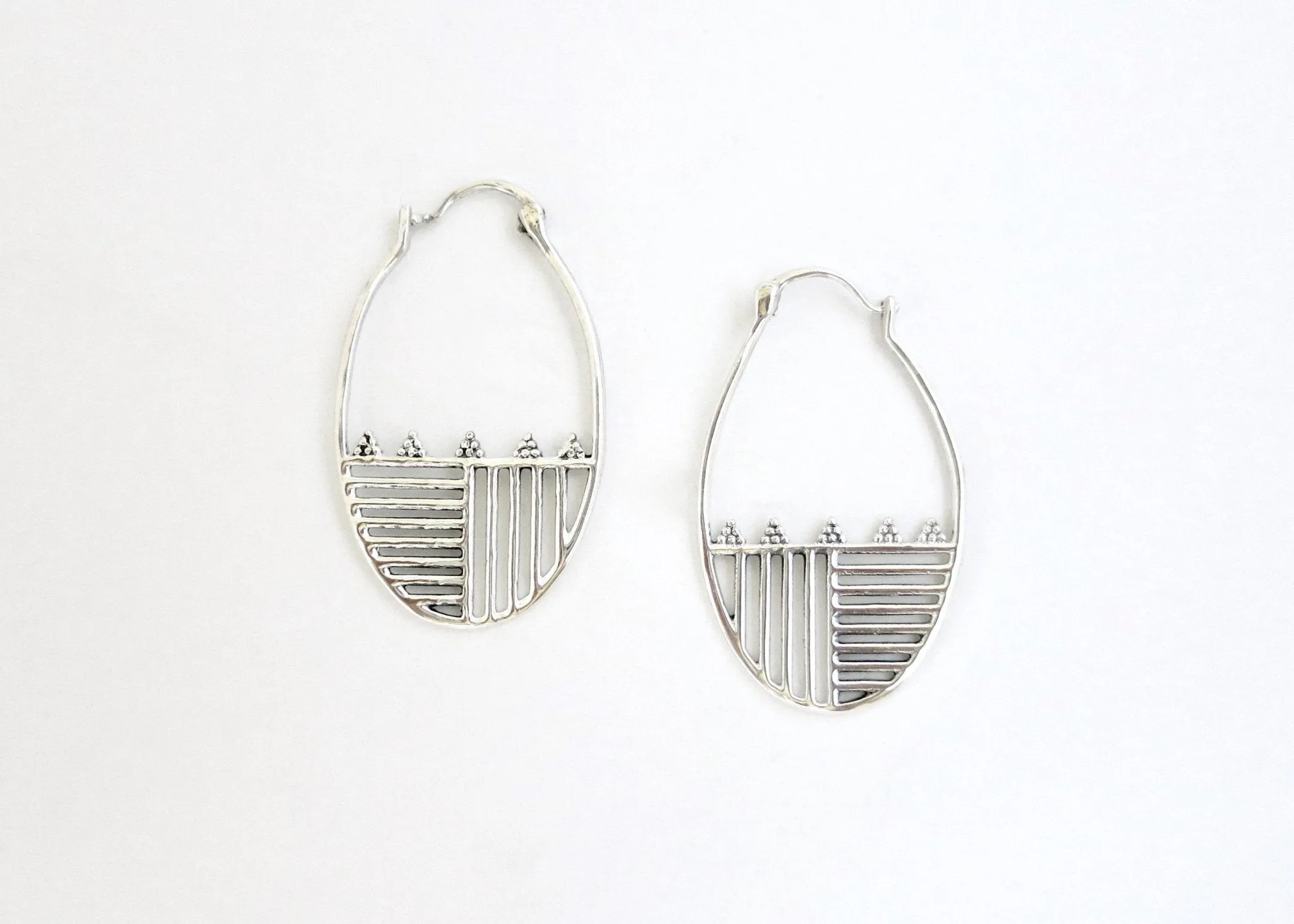 KENDI oval hoops with a line patten