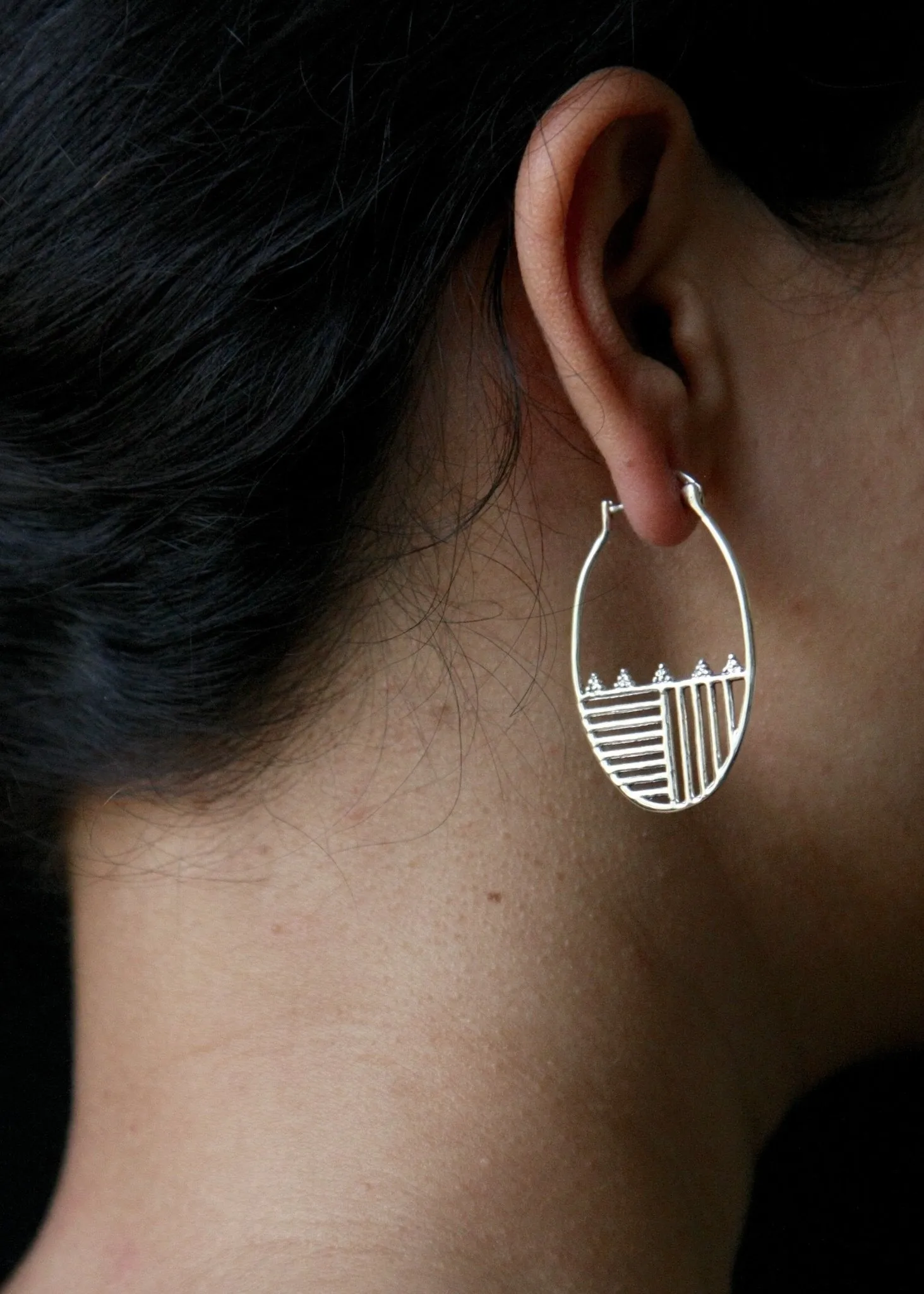 KENDI oval hoops with a line patten