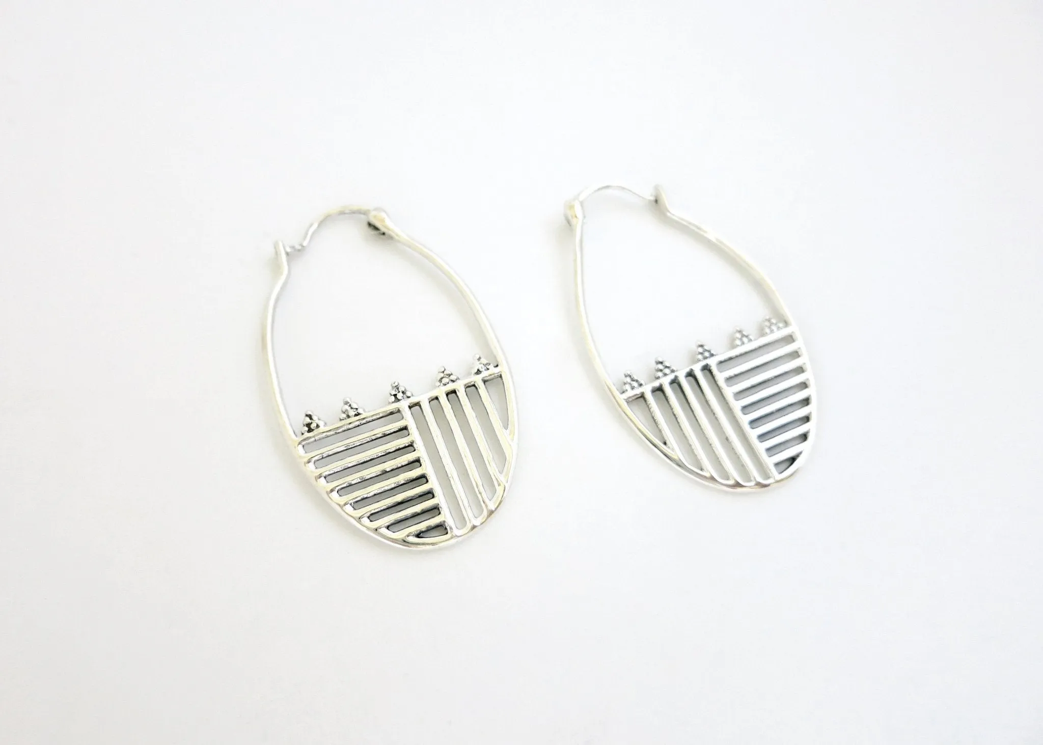 KENDI oval hoops with a line patten