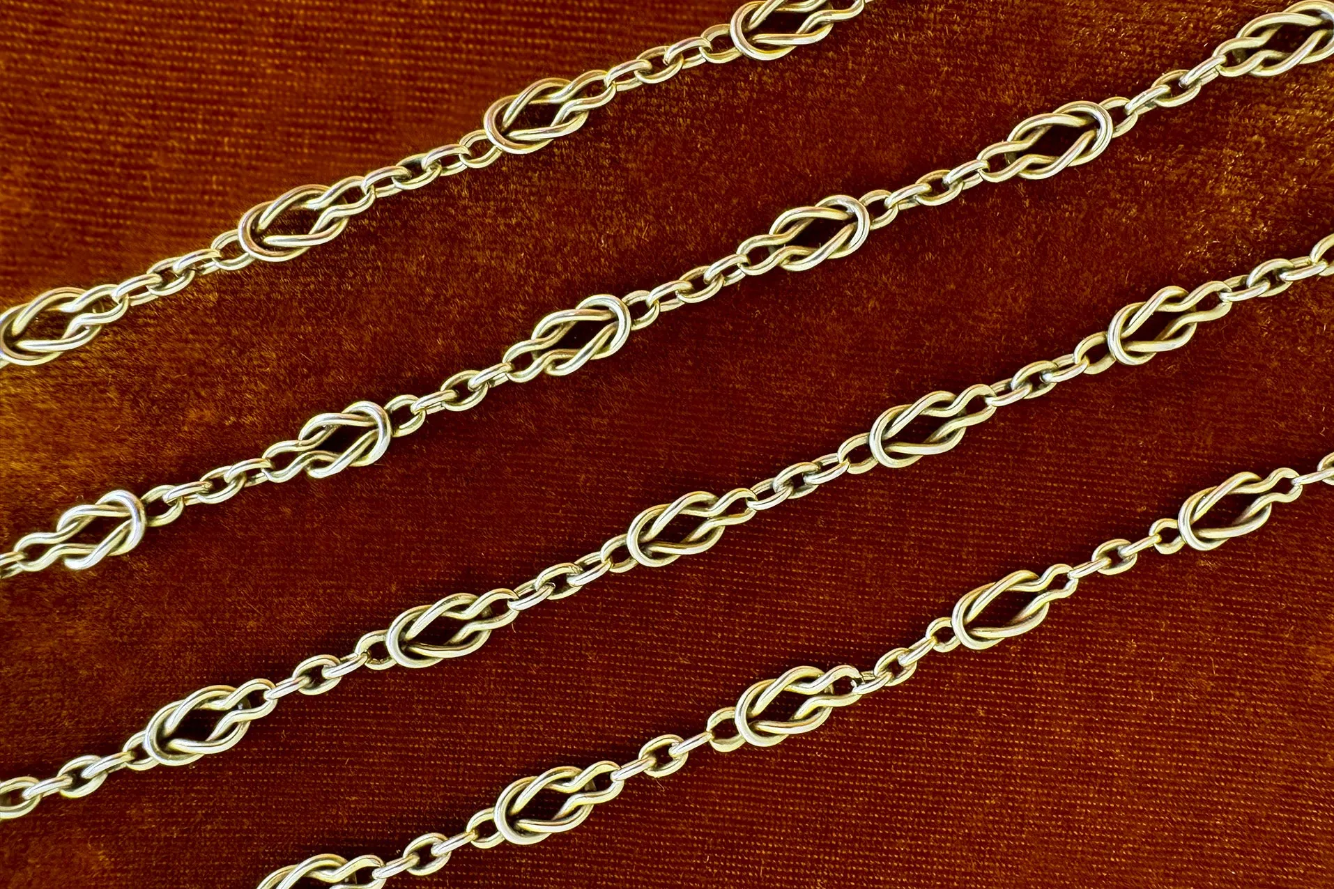 Late Victorian 'Lovers Knot' 18k Gold Chain